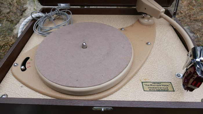 Vintage Record Player His Masters Voice, The Gramophone Company Ltd.; Middlesex (it seems to work fine, without speakers) (very good condition)