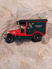 Oxford Diecast Morris Bull-nose Lyons Van Model