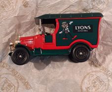 Oxford Diecast Morris Bull-nose Lyons Van Model