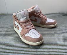 Air Jordan 1 Mid SE "Legend Pink"