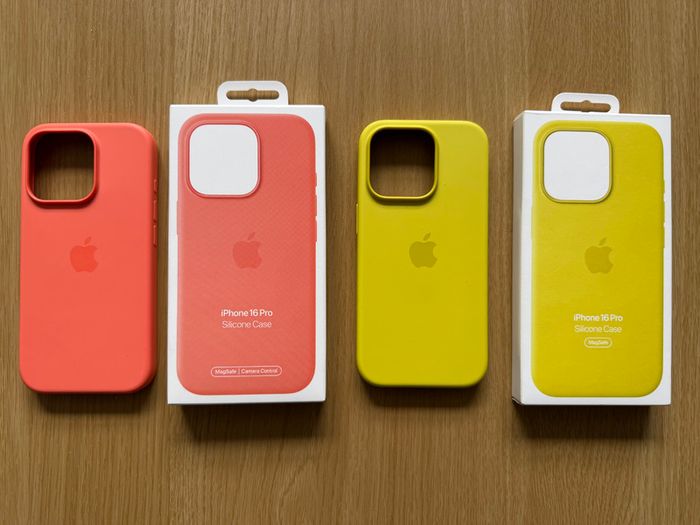 2 Apple iPhone 16 Pro Original MagSafe Silicone Cases
