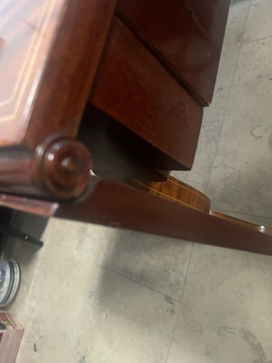 Extendable mahogany dinning table