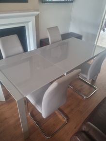 High-gloss Extending Dining Table plus 4 Cantilever chairs
