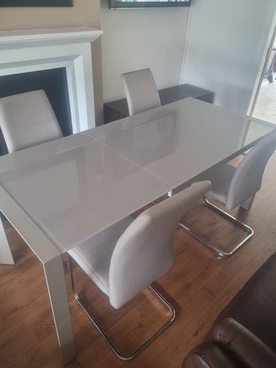High-gloss Extending Dining Table plus 4 Cantilever chairs