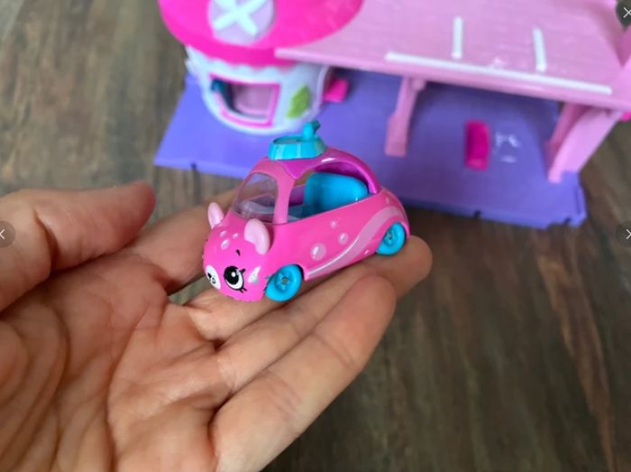 Cutie cars and 2 buildings QT