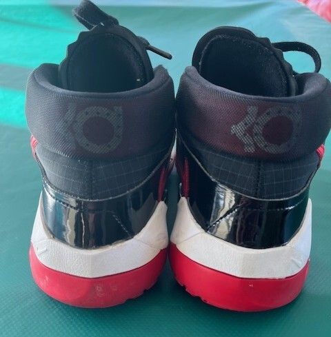 Nike Kevin Durant No 7 Laced Up Trainers Shoes Runners  Size Uk 10.5   Eu 45.5. In Very Good Used Condition. Mens Gents