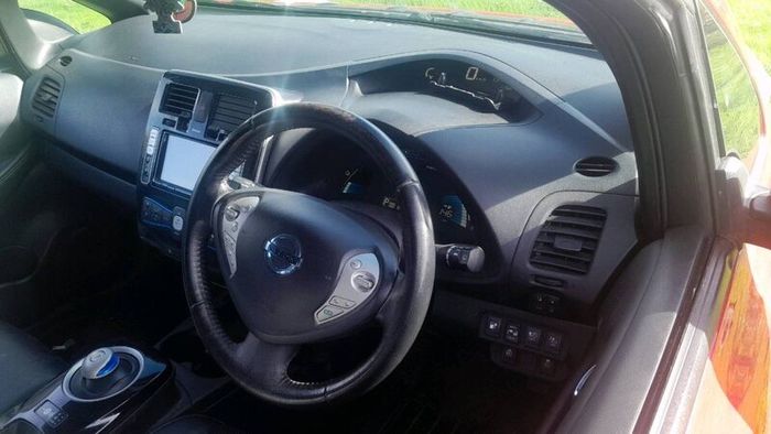 2017 nissan leaf leather interior