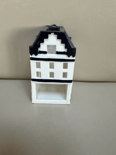 Rituals tealight holder in the shape of very first Rituals store in Amsterdam