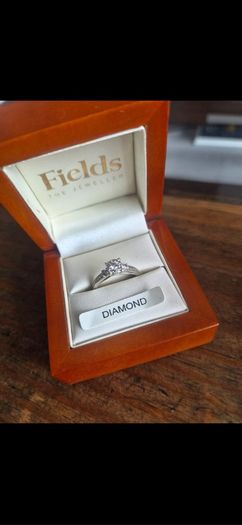 18ct white gold ring