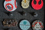 Star wars , pin back badges.