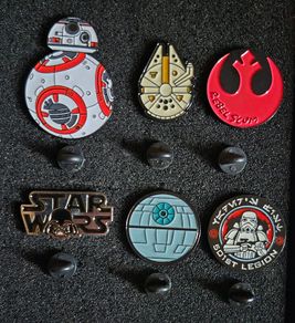 Star wars , pin back badges.