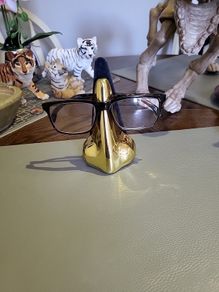 Eye glasses stand brass