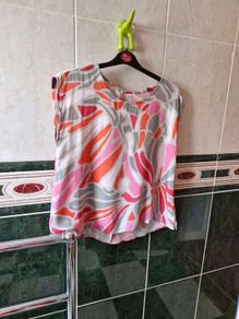 Woman's Vetono Sleeveless Top