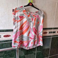 Woman's Vetono Sleeveless Top
