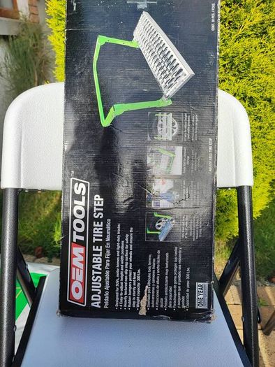 Tire step for jeeps and vans with roof racks/roof carriers