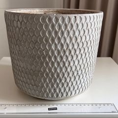 Decorative planter/pot in off-white/grey