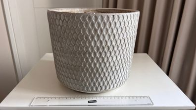 Decorative planter/pot in off-white/grey