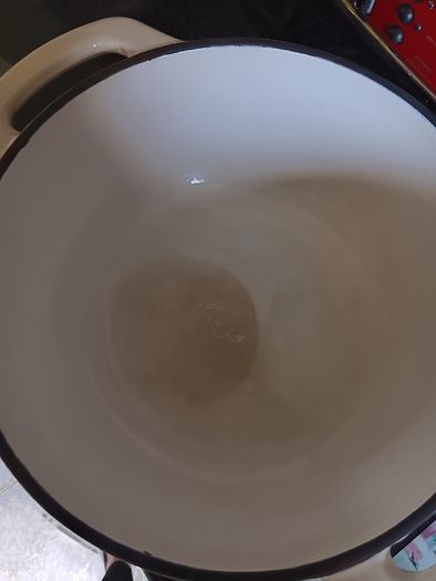 Cast iron pot