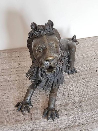 Large sculpture of bronze Lion.Weight: 7.450 kg