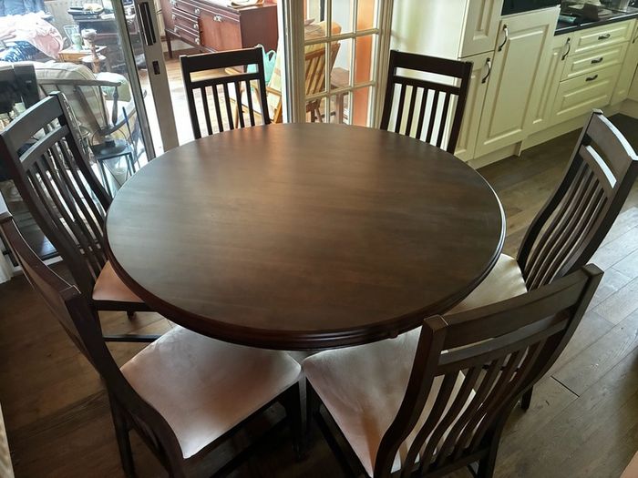 Stunning Dining Room Table & Chairs