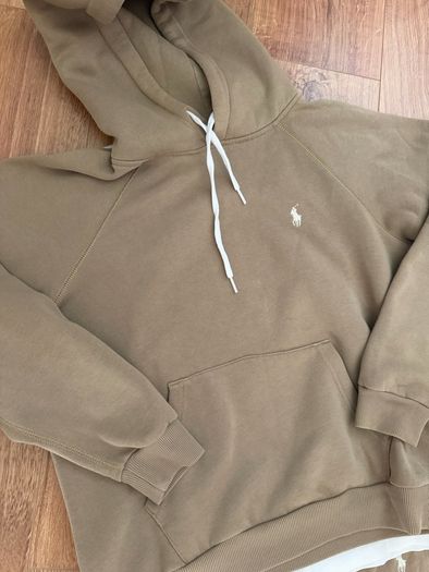 Woman Ralph Lauren tracksuit and t-shirt
