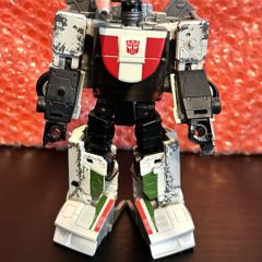 Transformers Netflix War for Cybertron deluxe  Wheeljack upgraded