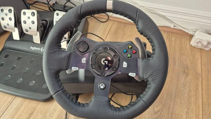Logitech G920 Driving Force Racing Wheel and Pedals