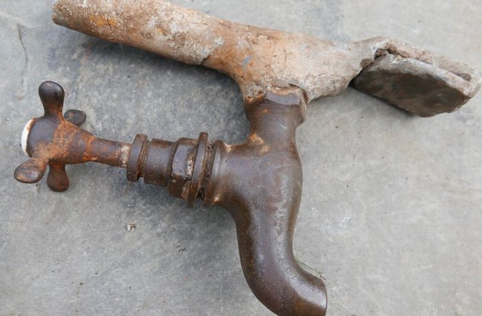Antique Water Faucet Spigot Bathroom / Kitchen Sink Single metal Knob