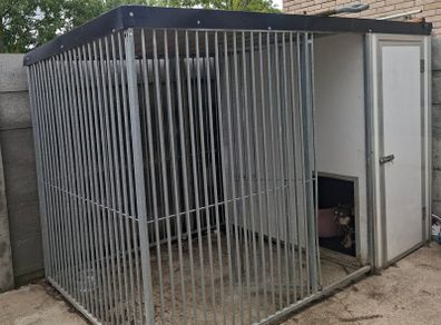 Thermal insulated dog kennel