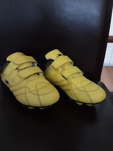 Football Boots/Junior Yellow Football Boots .. Size: 12 UK/FINAL Price Drop