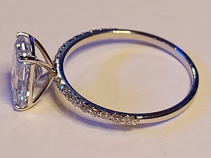 14k Gold ring with 2.09 ct Lab-Grown Diamonds, 1.89 ct main diamond cerified by IGI Laser inscripted