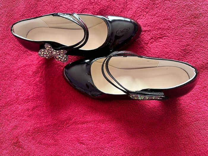 black patent court shoe