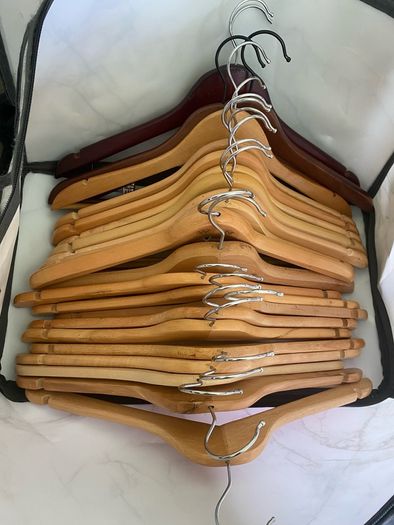 Wooden hangers (24)