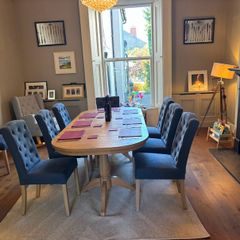 Neptune solid oak extendable dining table with 8 upholstered dining chairs. RRP 5,000 euro