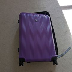 Free suitcase  - zip broken