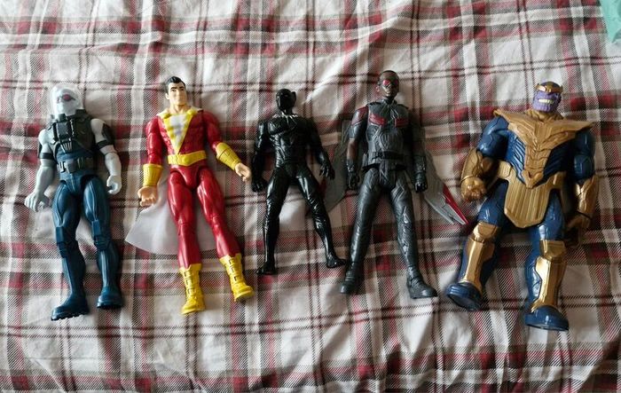 Superhero/villain figures,5 in total