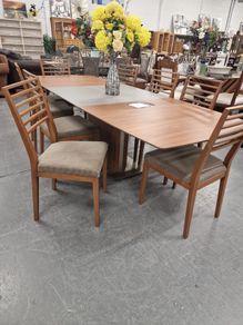 BoConcept Milano Table and 8 Chairs
