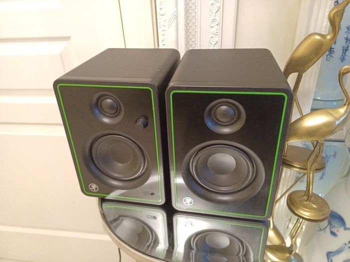 Mackie powered Speaker studio monitor