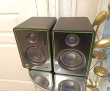 Mackie powered Speaker studio monitor