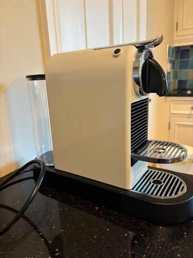 Nespresso espresso machine, milk frother and cups
