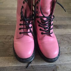 Doc martens Boots. Sz 5 50e  practically  new