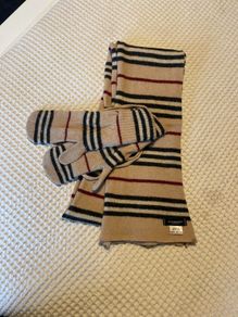 Burberry gloves & scarf
