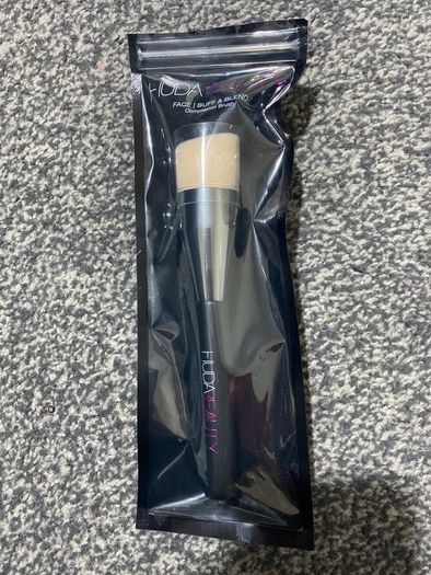 Huda Beauty Face Buff & Blend Brush brand new