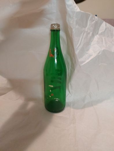 7up bottle with cap,used condition,nice advertising, price includes post to anywhere in Ireland thank you,see pictures,