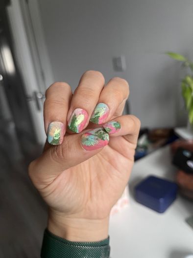 Press on nails