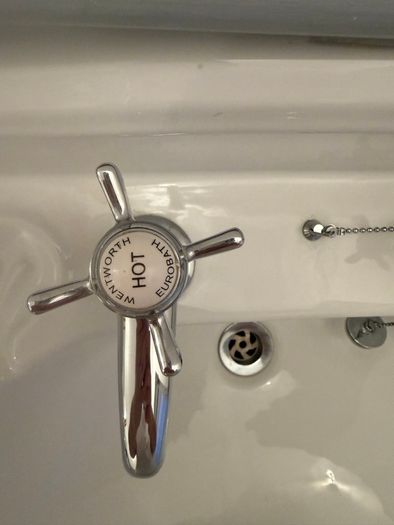 Elegant Traditional Pedestal Sink With Quality Chrome Taps