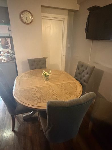 Easy Living Dining Table and Chairs