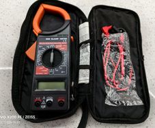 Digital clamp meter