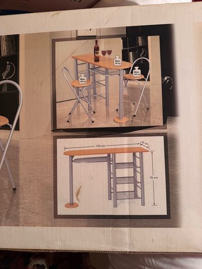 breakfast bar and stools