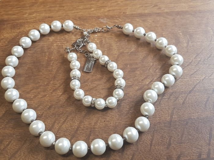 Elegant pearl necklace and bracelet.